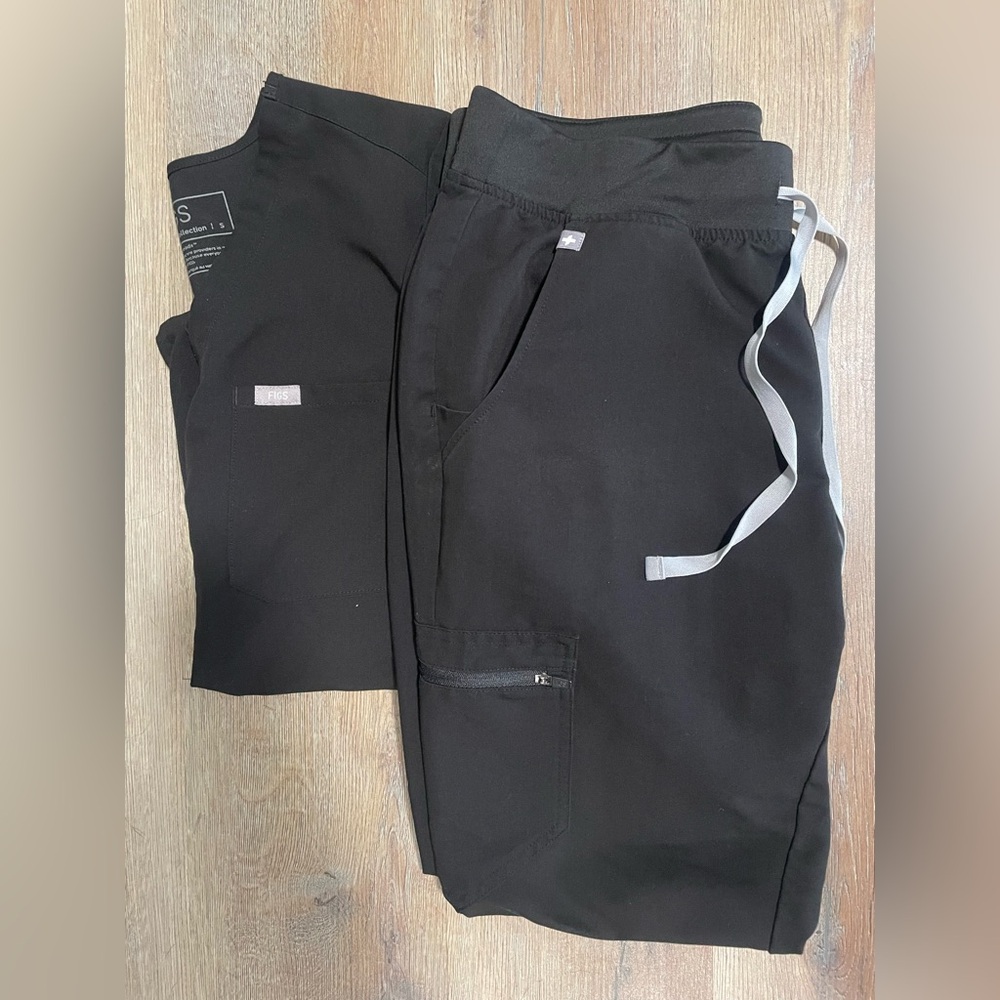 FIGS Black Top